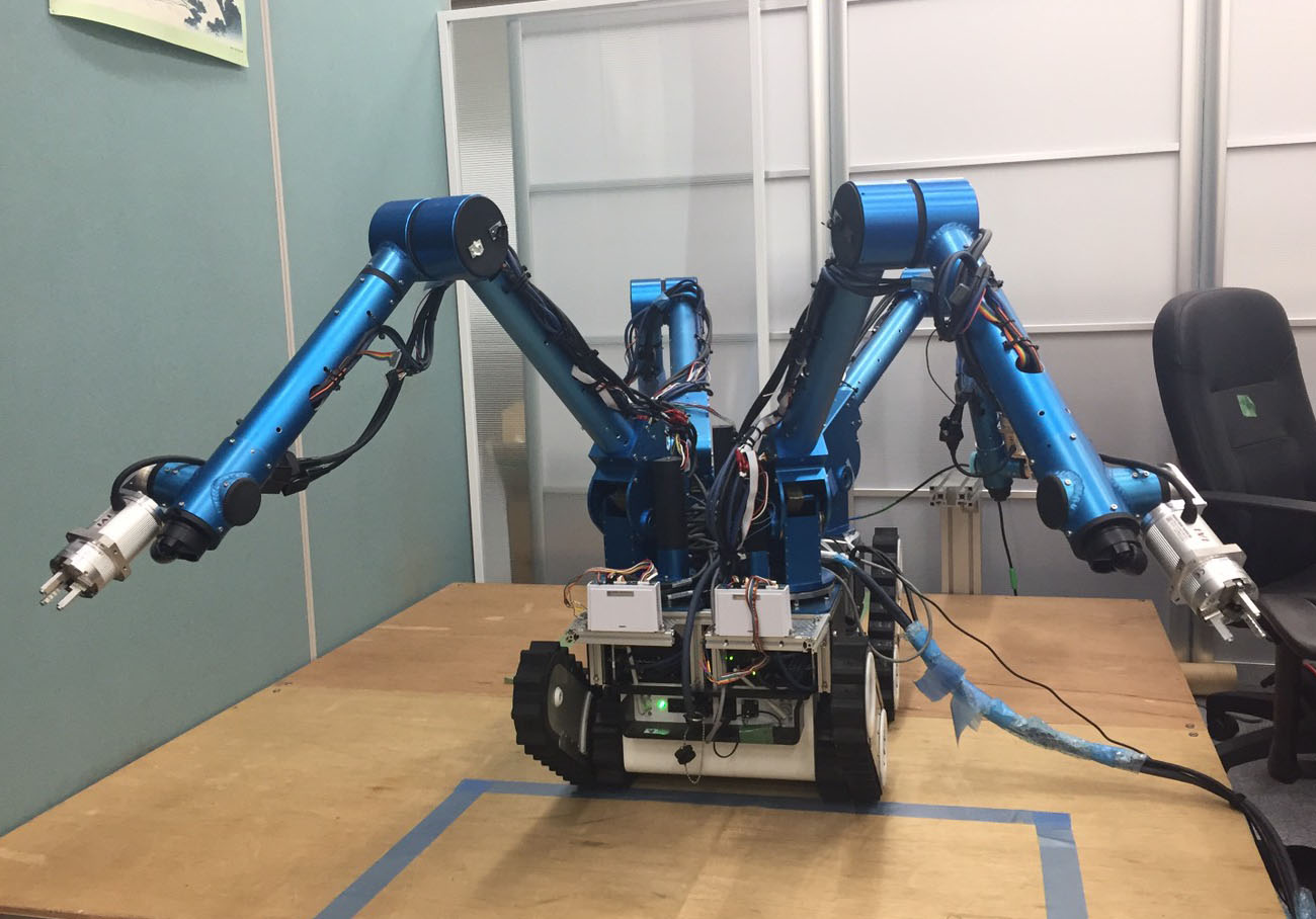 4腕式極限作業ロボット「小型電動型オクトパス」